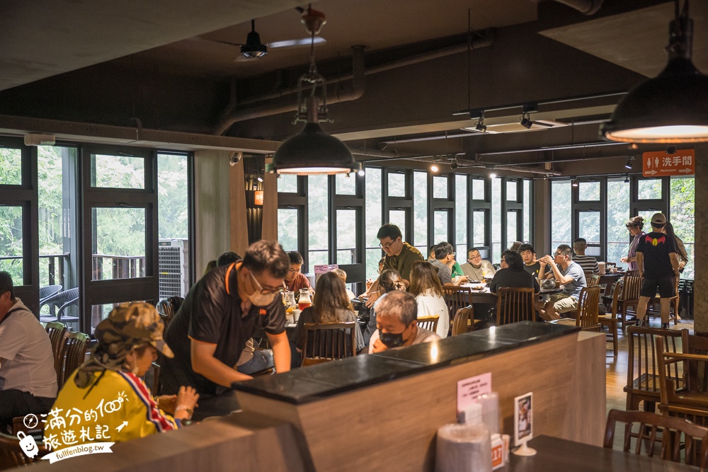 溪頭必吃美食【菇神鹿谷店】米其林必比登推薦餐廳,巨無霸香菇童趣好拍,招牌百鍋鍋套餐平價又澎湃!