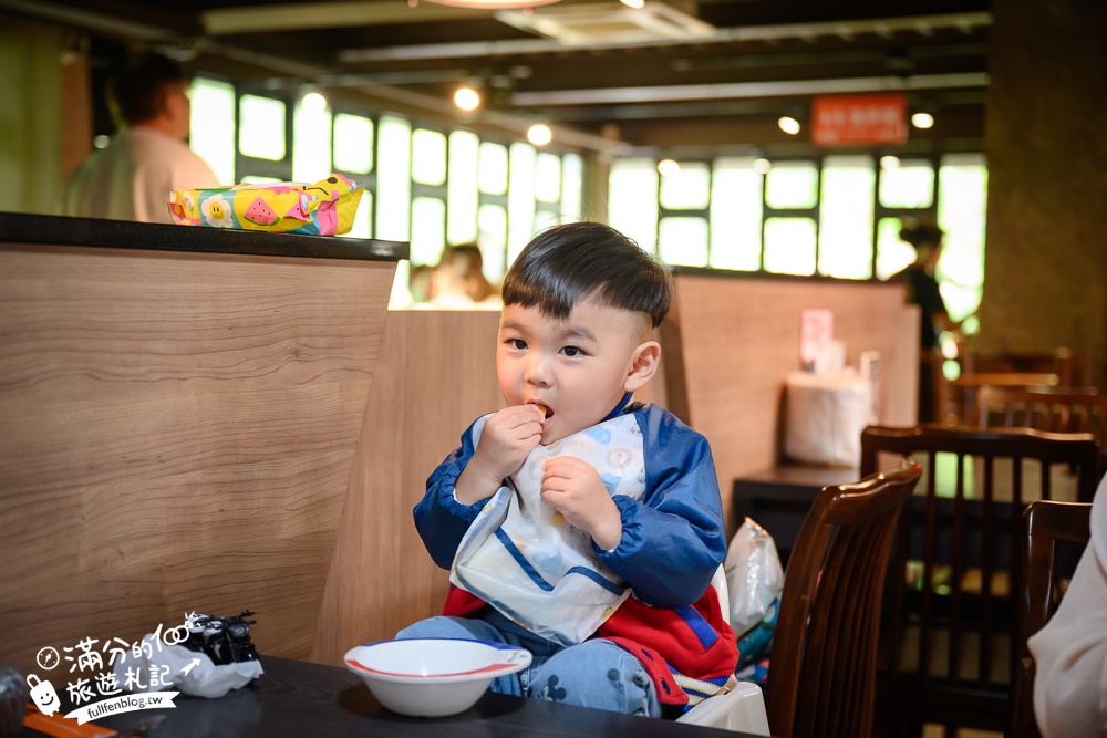 溪頭必吃美食【菇神鹿谷店】米其林必比登推薦餐廳,巨無霸香菇童趣好拍,招牌百鍋鍋套餐平價又澎湃!
