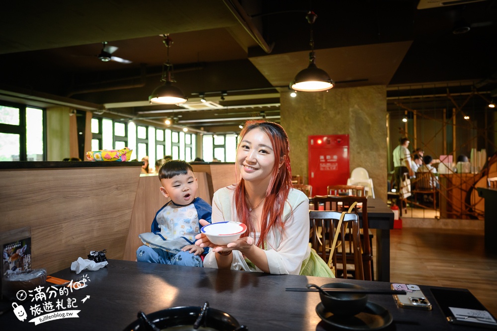 溪頭必吃美食【菇神鹿谷店】米其林必比登推薦餐廳,巨無霸香菇童趣好拍,招牌百鍋鍋套餐平價又澎湃!