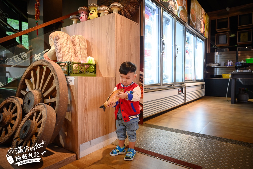 溪頭必吃美食【菇神鹿谷店】米其林必比登推薦餐廳,巨無霸香菇童趣好拍,招牌百鍋鍋套餐平價又澎湃!
