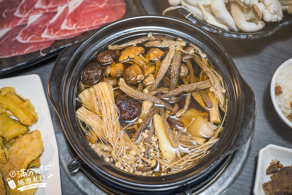 溪頭必吃美食【菇神鹿谷店】米其林必比登推薦餐廳,巨無霸香菇童趣好拍,招牌百鍋鍋套餐平價又澎湃!