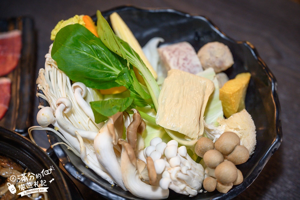 溪頭必吃美食【菇神鹿谷店】米其林必比登推薦餐廳,巨無霸香菇童趣好拍,招牌百鍋鍋套餐平價又澎湃!