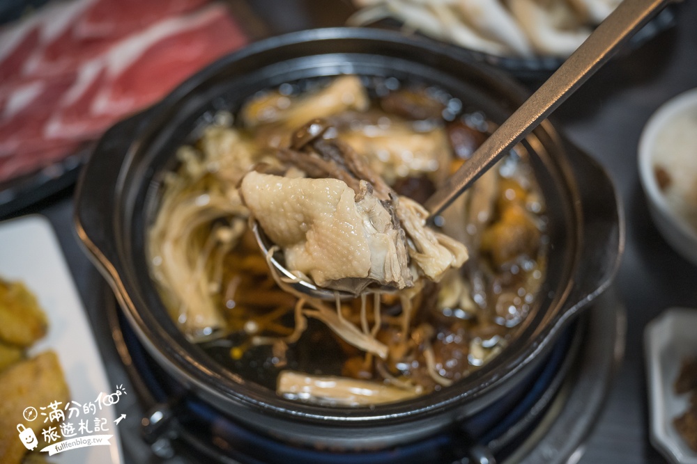 溪頭必吃美食【菇神鹿谷店】米其林必比登推薦餐廳,巨無霸香菇童趣好拍,招牌百鍋鍋套餐平價又澎湃!