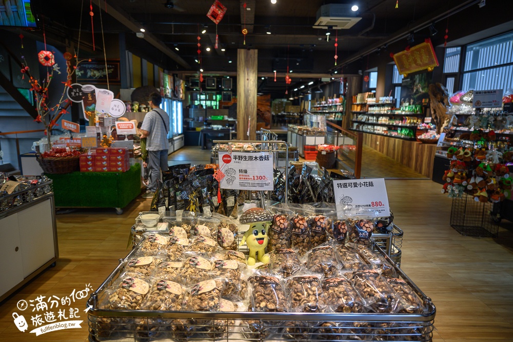 溪頭必吃美食【菇神鹿谷店】米其林必比登推薦餐廳,巨無霸香菇童趣好拍,招牌百鍋鍋套餐平價又澎湃!