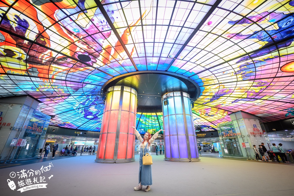 高雄景點【美麗島站必拍光之穹頂】全球最美捷運站,爆紅到國外～最新天幕3D光影光雕秀好精彩!