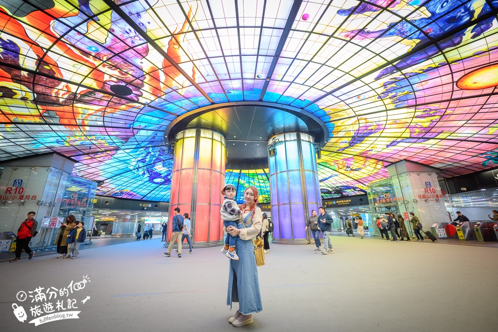 高雄景點【美麗島站必拍光之穹頂】全球最美捷運站,爆紅到國外～最新天幕3D光影光雕秀好精彩!