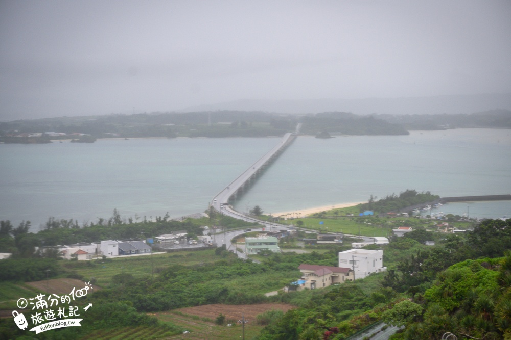 【2025沖繩古宇利海洋塔展望台怎麼玩？】最新拍照攻略.體驗無人電動車.必敲海上愛情鐘.飽覽古宇利大橋好震撼!