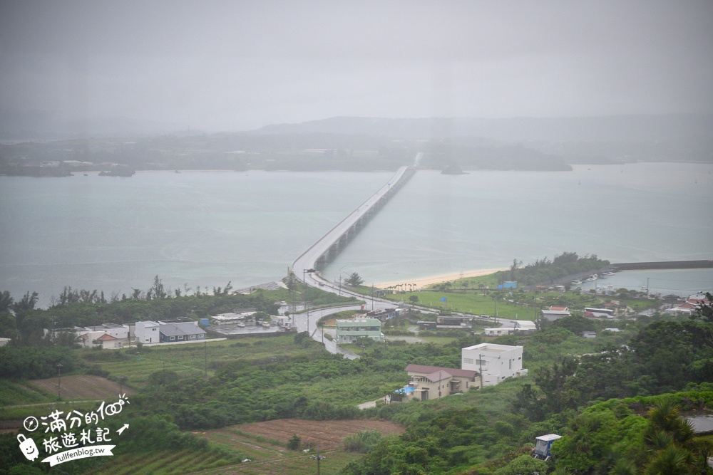 【2025沖繩古宇利海洋塔展望台怎麼玩？】最新拍照攻略.體驗無人電動車.必敲海上愛情鐘.飽覽古宇利大橋好震撼!