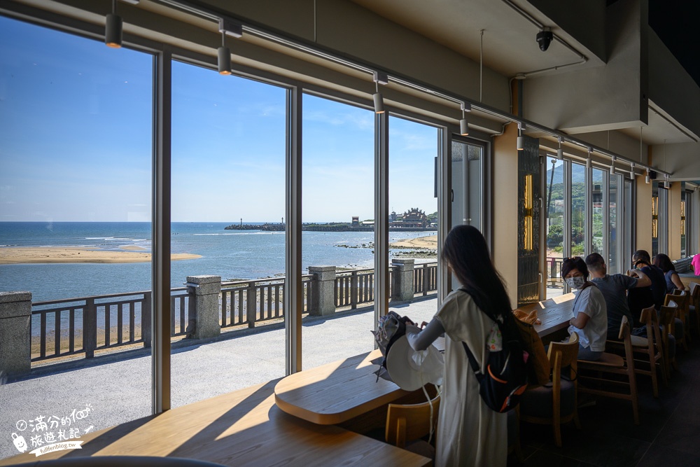 新北景點|星巴克(福隆觀海門市)看海.喝咖啡.賞沙雕.座落金色沙灘旁海景咖啡館!