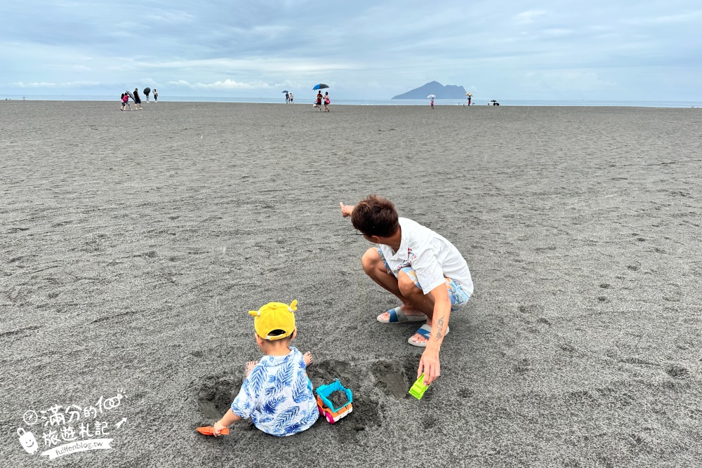 2025宜蘭頭城玩水景點【九號咖啡外澳館】龜山島海景第一排景觀咖啡.踩沙望浪看火車超享受!
