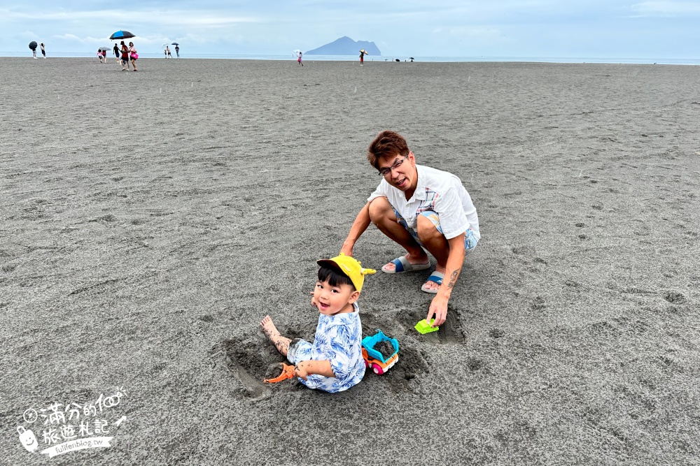 2025宜蘭頭城玩水景點【九號咖啡外澳館】龜山島海景第一排景觀咖啡.踩沙望浪看火車超享受!